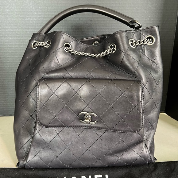 Black classic Chanel Calfskin Stitched Medium Luxury Drawstring Backpack - Picture 2 of 16